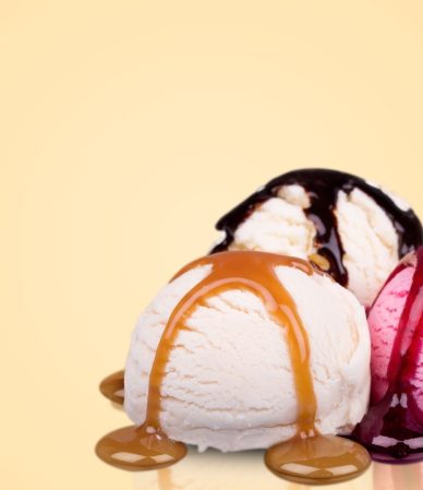 kuglice sladoleda različitih okusa na bež pozadini