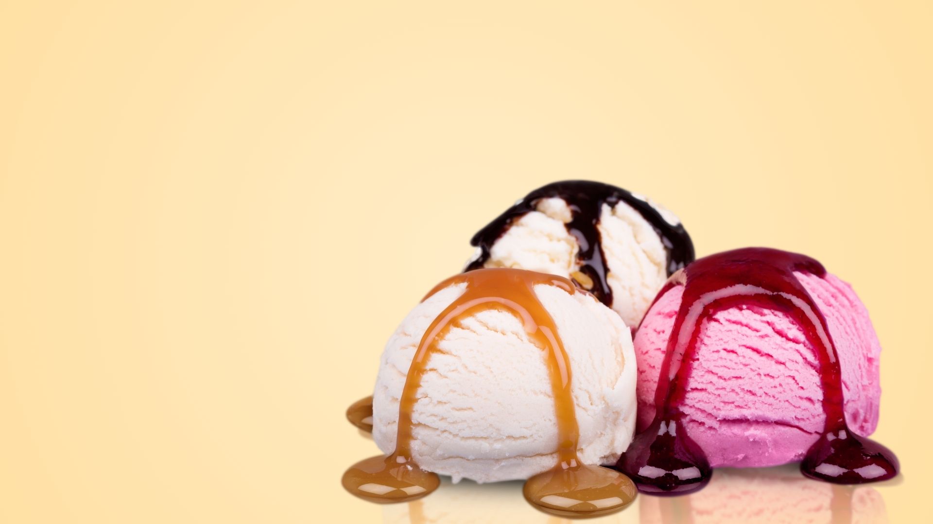 kuglice sladoleda različitih okusa na bež pozadini